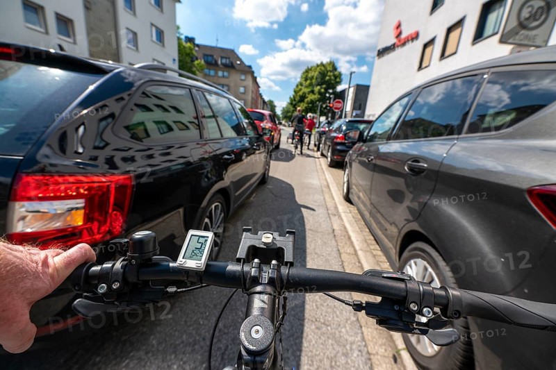 Bicycle road, cyclists have priority over car traffic, new cycle routes through Essen, here in the Rüttenscheid district, Kahrstrasse, part of the requirements of the clean air plan, against driving bans, Essen, North Rhine-Westphalia, Germany, Europe