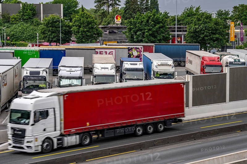 Traffic jam on the A2 motorway near Bottrop, in front of the Bottrop motorway junction, in the direction of Oberhausen, due to a long-term construction site, renewal of the lanes, Serways service area Bottrop Süd, new noise barriers, protect residents and parked truck drivers from road noise North Rhine-Westphalia, Germany, Europe