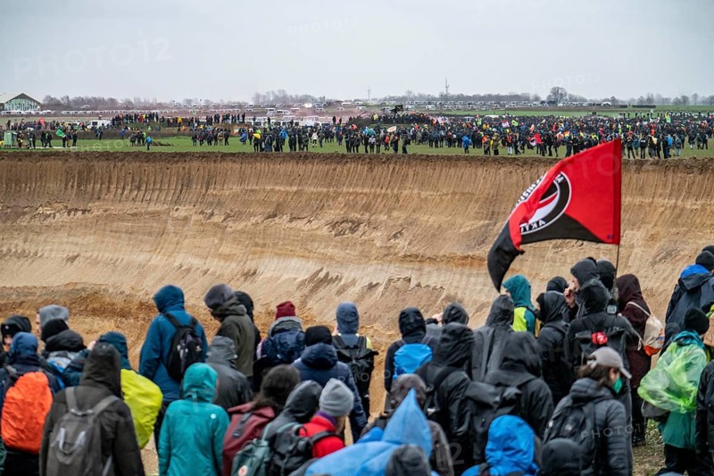 Many thousands of demonstrators march after a demonstration against the demolition of the lignite village of Lützerath, to the edge of the Garzweiler open-cast mine and on to the rest of the village, Lützerah, Erkelenz, North Rhine-Westphalia, Germany, Europe