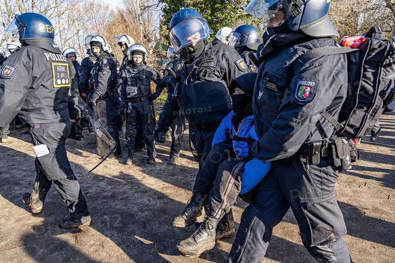 Beginning of the eviction of the Lützerath hamlet, camp of climate activists and squatters, at the Garzweiler 2 opencast lignite mine, by the police, Erkelenz, North Rhine-Westphalia, Germany, Europe