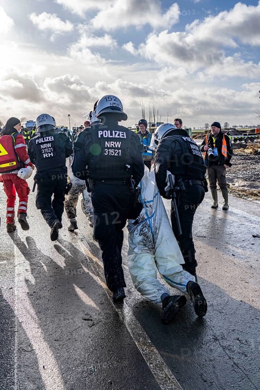 Beginning of the eviction of the Lützerath hamlet, camp of climate activists and squatters, at the Garzweiler 2 opencast lignite mine, by the police, Erkelenz, North Rhine-Westphalia, Germany, Europe