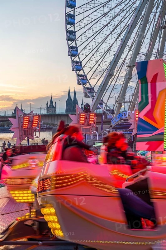 Deutz funfair on the Rhine, at Easter, funfair, break-dancer ride, Ferris wheel, Cologne Cathedral, Cologne, North Rhine-Westphalia, Germany, Europe