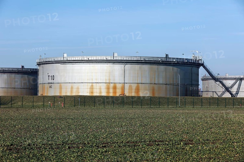 Tanks filled with crude oil at Ölhafen Rostock GmbH, EUROPORTS. The PCK refinery in Schwedt is supplied with crude oil from here via a pipeline, Rostock, 08/02/2023