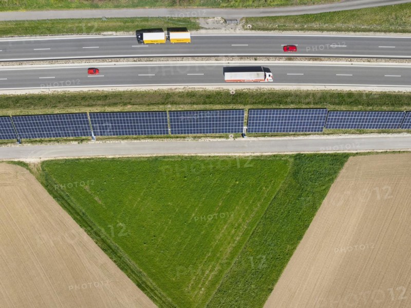 Aerial photo, solar modules, solar park, photovoltaics, power generation from solar energy on a noise barrier on the B33 federal road between Markelfingen and Allensbach, Constance district, Baden-Württemberg, Germany, Europe