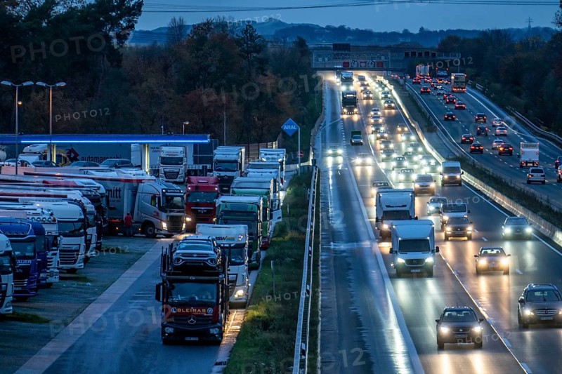 Rest area Ohligser Heide West, on the A3 motorway, direction Cologne, near Solingen, full truck parking spaces, North Rhine-Westphalia, Germany, Europe