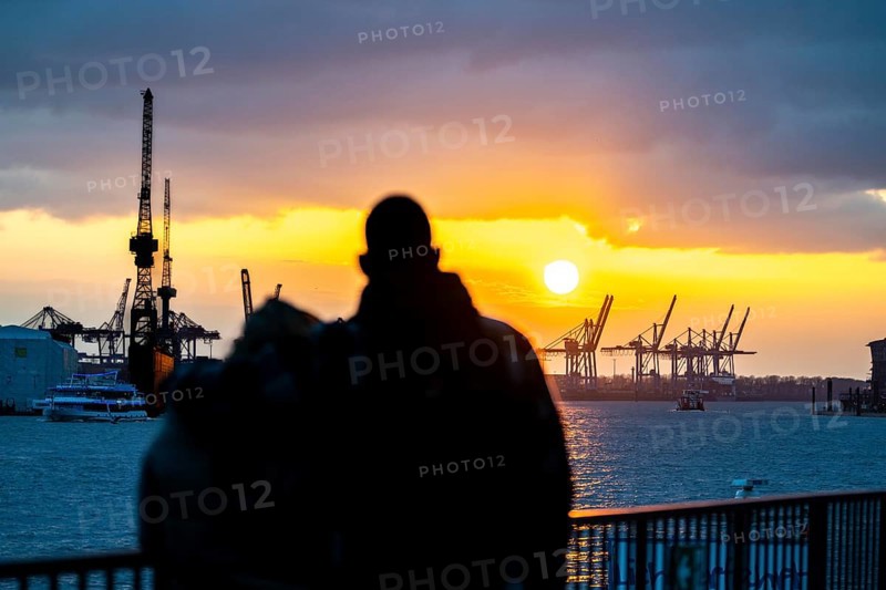 Port of Hamburg, couple looking at the Blohm + Voss shipyard, evening, cranes of the container terminals, sunset, Hamburg Germany