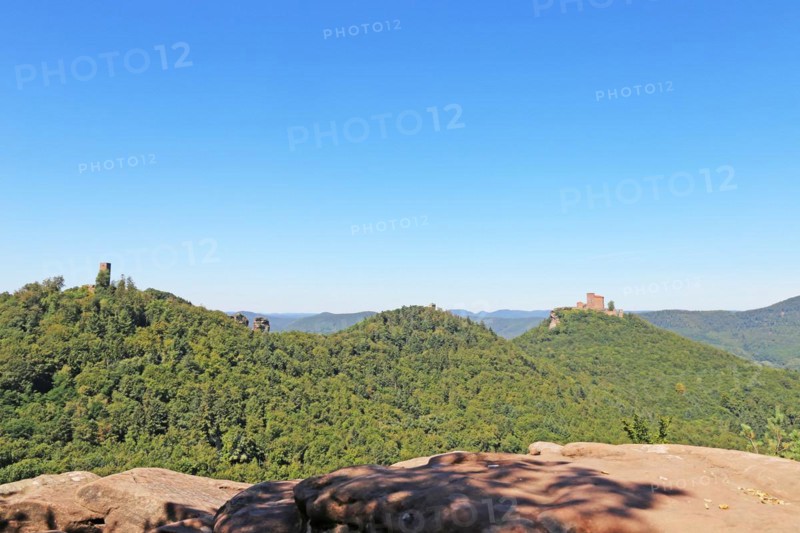Viewing plateau in the Palatinate Forest with views of the Münz, Anebos and Trifels castles above Annweiler, Südliche Weinstraße district