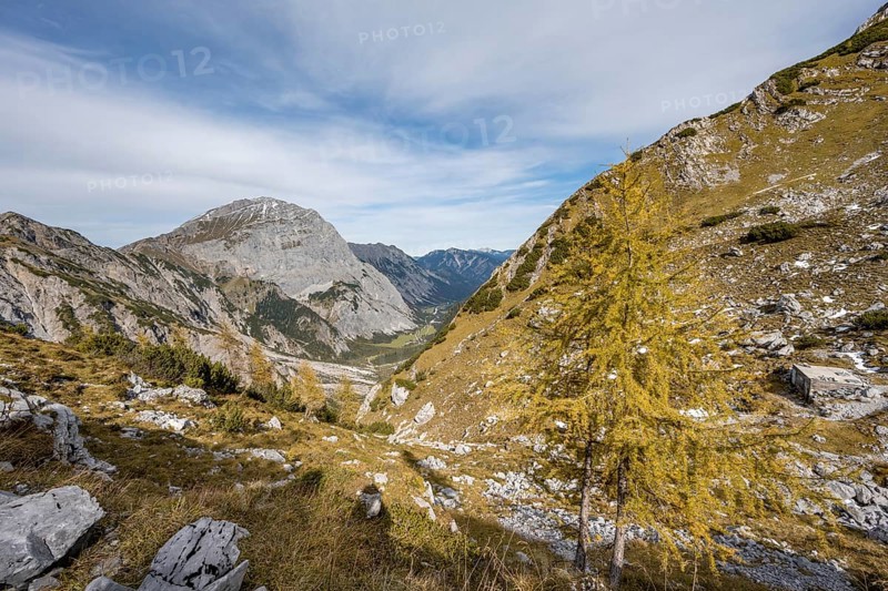Hiking trail to the Lamsenspitze, view into the Falzthurntal, behind the summit of the Sonnjoch, yellow-coloured larches in autumn, in autumn, Karwendel Mountains, Alpenpark Karwendel, Tyrol, Austria, Europe