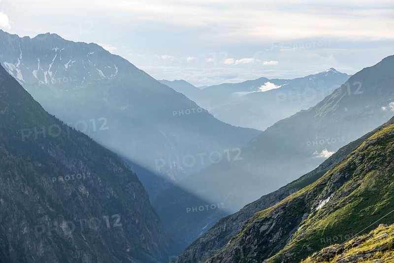 Atmospheric mountain landscape, sunbeams fall between peaks into a mountain valley, evening light, Floitengrund valley, Greizer Hütte, Berliner Höhenweg, Zillertal Alps, Tyrol, Austria, Europe