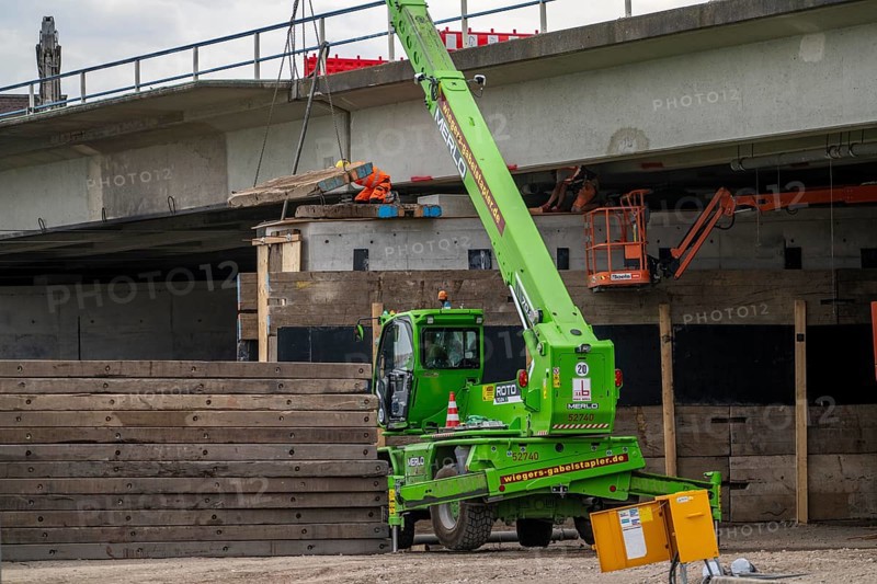 Work on the A40 motorway bridge, Schlachthofbrücke, the bridge piers for the new bridge are already in place, they are now being rebuilt with wooden planks to protect them from damage when the old bridge is demolished, will then be demolished, bridge over a 3-track railway line, between Bochum-Zentrum and Hamme, the 63-year-old motorway bridge, 66 metres long, is dilapidated and will be demolished and rebuilt, the A40 motorway will be completely closed for up to 15 weeks in summer 2024, a traffic fact for the Ruhr area, North Rhine-Westphalia, Germany, Europe