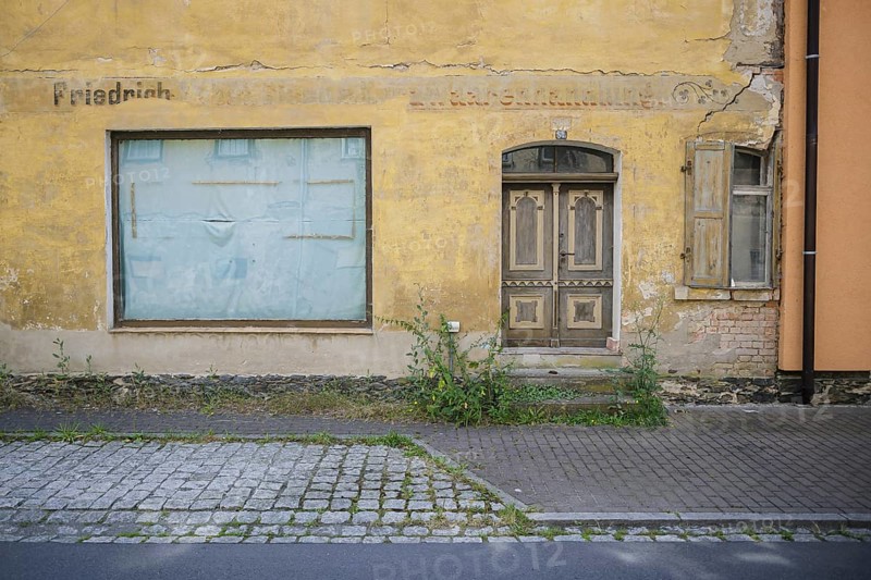 Symbolic photo on the subject of vacant shops in rural areas. A taped-up shop window in a vacant building, taken in the small town of Ziegenrück in Thuringia. Ziegenrück, 23.07.2024