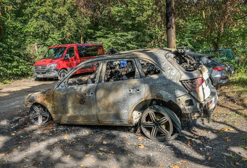 Audi Q5, burnt-out car in car park next to Tegel Prison, suspected arson, Seidelstraße, Reinickendorf, Berlin, Germany, Europe