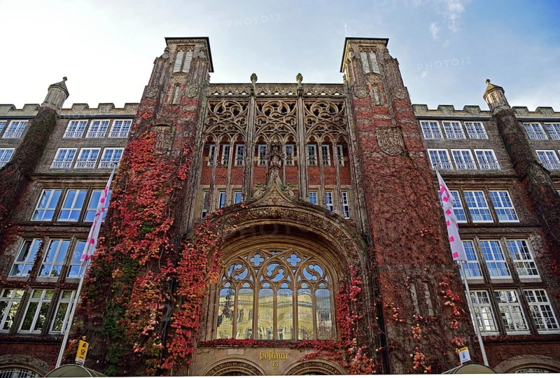 Europe, Germany, Hamburg, Rotherbaum, architecture, facade post office building, former telecommunications building in Schlüterstraße, facade growth, Wild Vine, autumn, post office 13, Europe