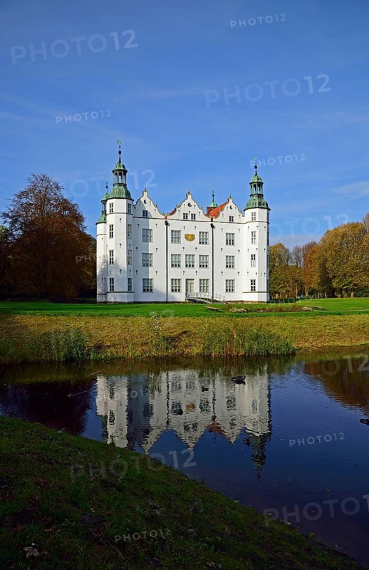 Germany, Ahrensburg, Ahrensburg Castle in autumn, Hamburg, Hamburg, Federal Republic of Germany, Europe