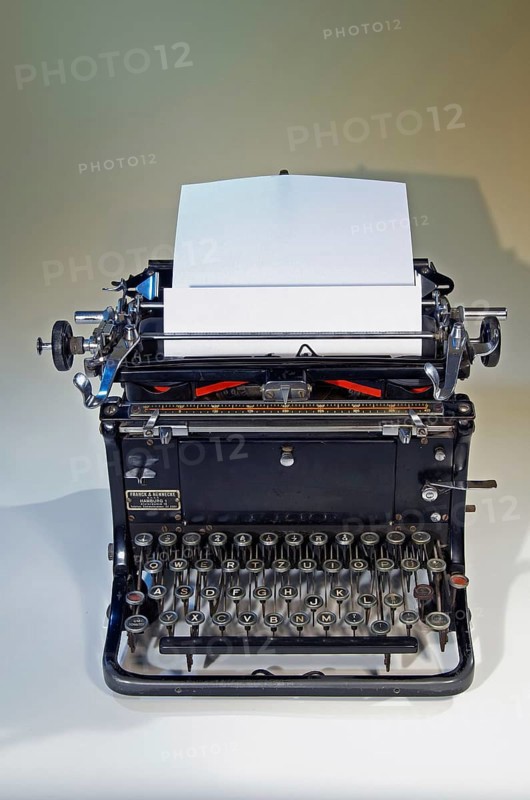 Old mechanical typewriter, Continental brand, hiker-Werke in Siegmar-Schönau, 1930s, blank sheet of paper clamped, Hamburg, Hamburg, Federal Republic of Germany