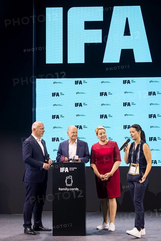 Kai Wegner (Governing Mayor of Berlin, CDU), Olaf Scholz (Chancellor of the Federal Republic of Germany, SPD) and Franziska Giffey (Senator for Economics, Energy and Public Enterprises and Mayor of Berlin, SPD) are shown the family.cards of a start-up during a press tour of the IFA (Internationale Funkausstellung) exhibition at the exhibition grounds, Berlin, 06/09/2024