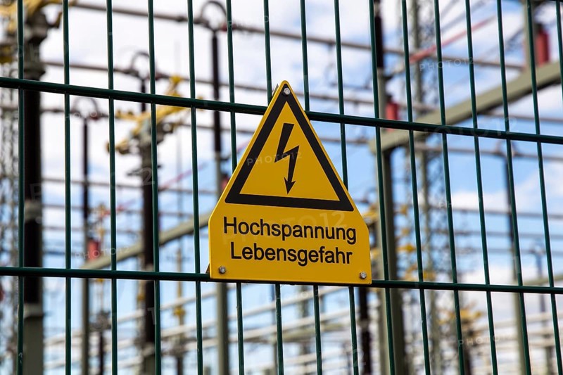 Symbolic image: Sign on the fence of a substation warning of danger to life