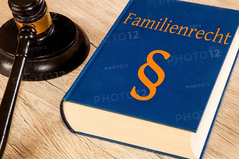 Symbolic image: Family law textbook next to a judge's gavel