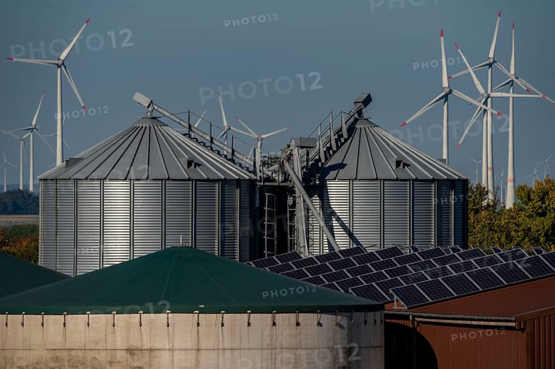 Biogas plant, agricultural business, wind farm near Lichtenau, solar plant on farm buildings, Ostwestfalen Lippe, North Rhine-Westphalia, Germany, Europe