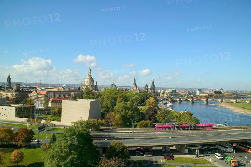 In the early hours of the morning, a section of the Carola Bridge collapsed for unknown reasons. Over a length of around 100 metres, the section on which the trams normally run collapsed into the Elbe. Photo of the intact bridge from 2004