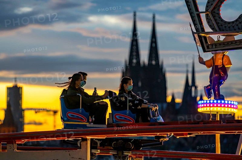 Happy Colonia funfair, Corona-compliant funfair at the Deutzer Werft, on the Rhine, Cologne Cathedral, Abendrot, Wild Mouse roller coaster, a temporary amusement park of the Cologne Showmen's Association, under Corona conditions, with entrance fee and admission only with the 3-G conditions, distances, one-way street, Cologne, North Rhine-Westphalia, Germany, Europe