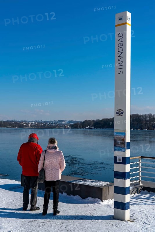 Winter in the Ruhr area, Lake Baldeney, snow-covered, partly frozen lake, shore, pier Strandbad, Essen, North Rhine-Westphalia, Germany, Europe