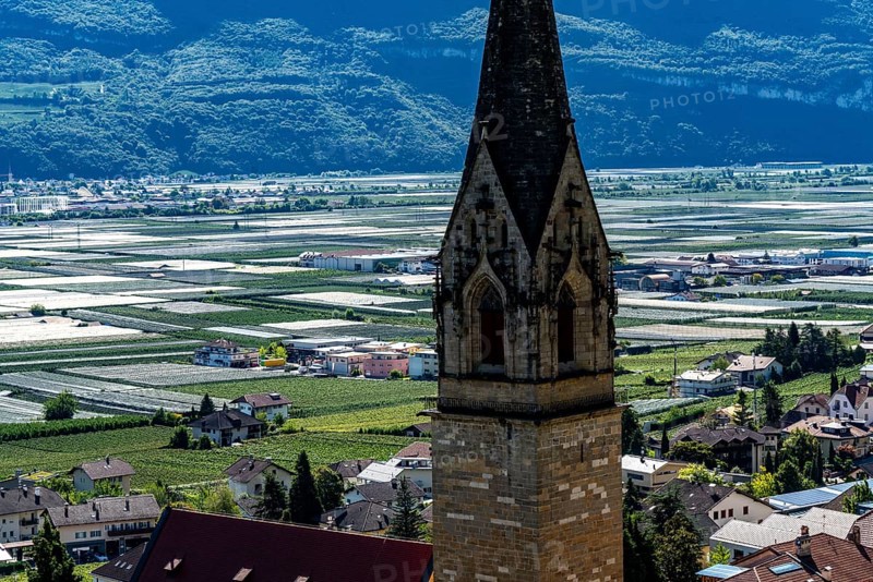 Apple-growing region and wine-growing, in the Adige Valley, South Tyrol, large areas under cultivation, in South Tyrol over 18, 400 hectares, cultivated by over 7000 fruit growers, during the harvest season, church in the village of Tramin on the wine route, Italy, Europe