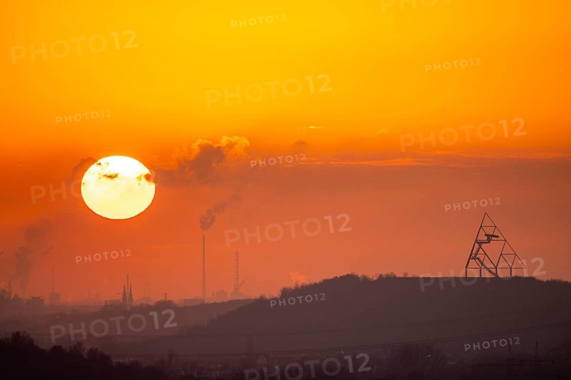 Slag heap landscape, Beckstrasse slag heap with the Bottrop tetrahedron, Duisburg skyline in the background, North Rhine-Westphalia, Germany, Europe