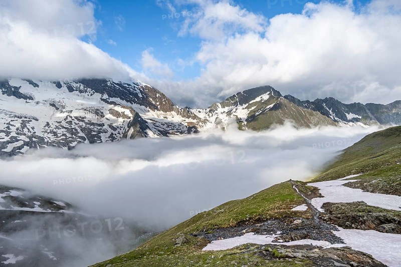 Mountain panorama with high fog in the valley, summit Hochfeiler, Hoher Weißzint and Hochsteller with clouds, glacier Schlegeiskees, Berliner Höhenweg, Zillertal Alps, Tyrol, Austria, Europe