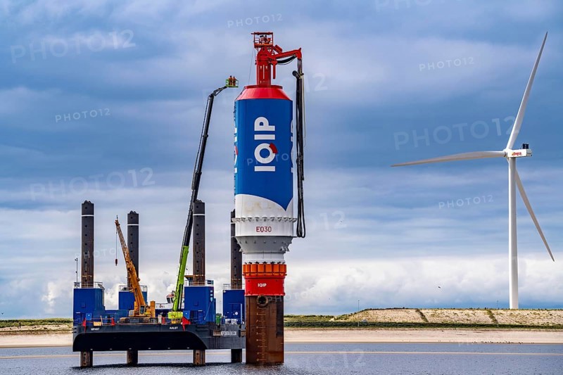 Platform with the IQIP EQ-Piling System, for noise-reduced piling of steel pipes, as a foundation in the seabed, for offshore wind turbines, to protect marine animals from noise during piling, in the seaport of Rotterdam, Maasvlakte, Rotterdam Netherlands