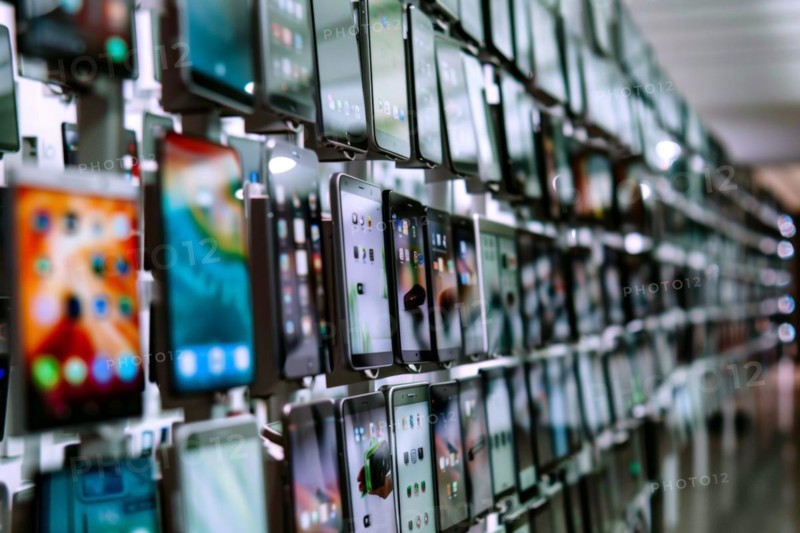 Various used smartphones and mobile phones lined up and fixed to a device. Symbolic image for a so-called illegal click farm. Click farming, which uses networking to generate likes, shares and views en masse in order to manipulatively promote the sale of products in online retail, organised crime, fraud, economic fraud, AI generated, AI generated, AI generated