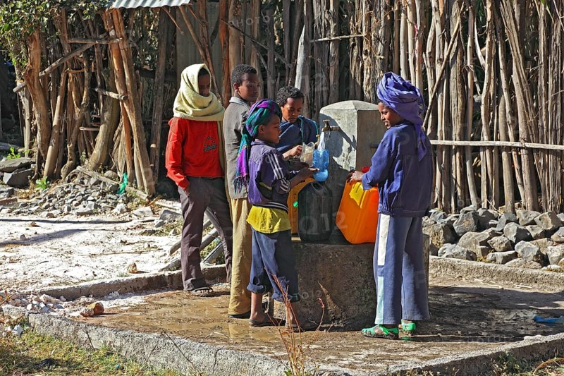 Europia district, children fetching water at the well, in Debre Lebanon, Ethiopia, Africa