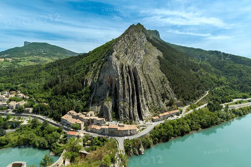 Sisteron. View of the Baume rock and the Durance river from the Citadel, Alpes-de-Haute-Provence. Provence-Alpes-Côte d'Azur. France