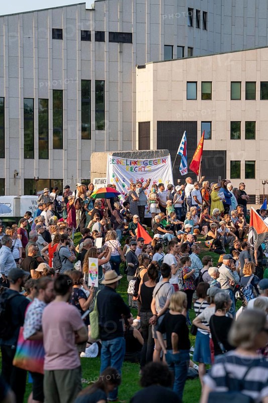 Protests against a so-called citizens' dialogue of the AfD in the Philharmonie in Essen, the employees of the Essen Theatre and Philharmonie have called for it, about 3000 people demonstrated in the municipal park, between Aalto Theatre and Philharmonie against the event, the police sealed off the venue, Essen North Rhine-Westphalia, Germany, Europe