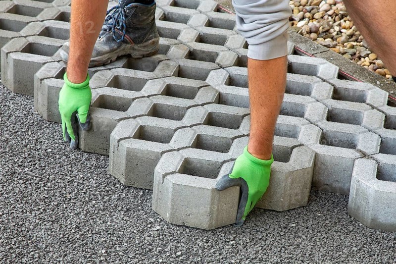 Paving work: Laying of grass pavers