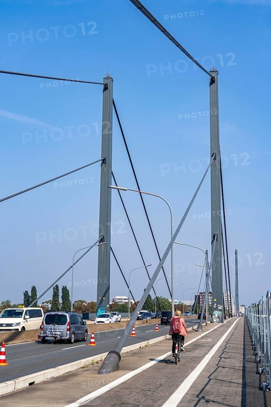 The Theodor-Heuss-Bridge, Rhine crossing, cable-stayed bridge, first road bridge of the so-called Düsseldorf bridge family, is dilapidated, concrete damage, closed to vehicles over 30 tonnes total weight, planning of a new replacement has started, Düsseldorf, North Rhine-Westphalia, Germany, Europe