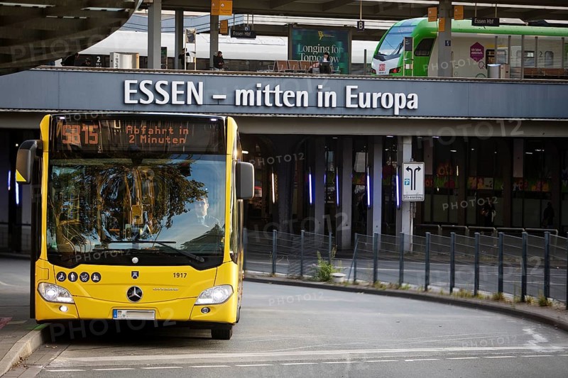 Essener Verkehrsbetriebe bus at the main railway station with local train, public transport, Deutschlandticket, Essen, Ruhr area, North Rhine-Westphalia, Germany, Europe