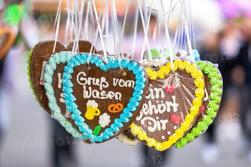 Gingerbread hearts decorated with colourful icing with the inscription 'Gruß vom Wasen', Cannstadter Volksfest, Stuttgart-Bad Cannstadt, Baden-Württemberg