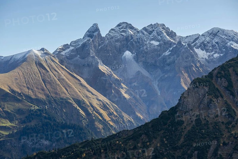 Autumn in the Allgäu, mountain panorama from the Fellhorn 2037m, to the Allgäu main ridge with Trettachspitze 2595m, Mädelegabel 2645m, Bockkarkopf 2609m and Hochfrottspitze 2649m, Allgäu Alps, Allgäu, Bavaria, Germany, Europe