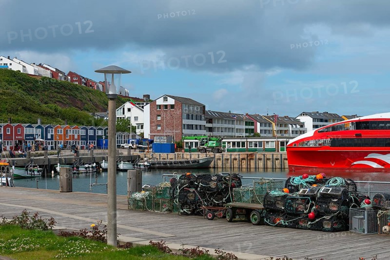 Colourful lobster shacks and lobster baskets on the promenade in the Unterland, Börteboote, Halunder jet, offshore island of Heligoland, cliff coast, guesthouses in the Oberland, North Sea, Pinneberg district, Schleswig-Holstein, Germany, Europe