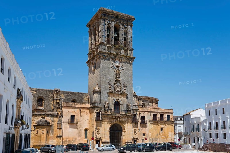 A town square with an impressive bell tower and surrounding buildings in bright weather, Basilica Santa María de la Asunción, Church of Santa Maria de la Asuncion, Arcos de la Frontera, Cádiz province, Cadiz, Andalusia, Spain, Europe
