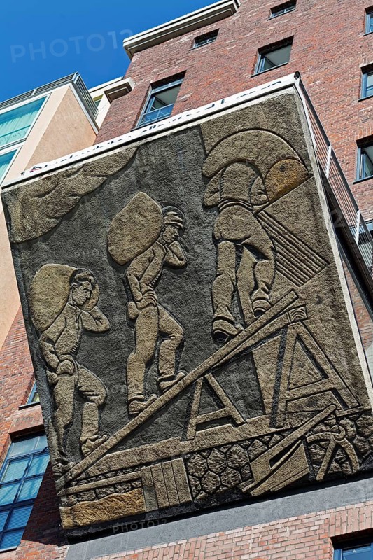 Harbour workers loading sacks of grain, historical relief on the office building Speicher Dock 13, Düsseldorf Media Harbour, Düsseldorf, North Rhine-Westphalia, Germany, Europe