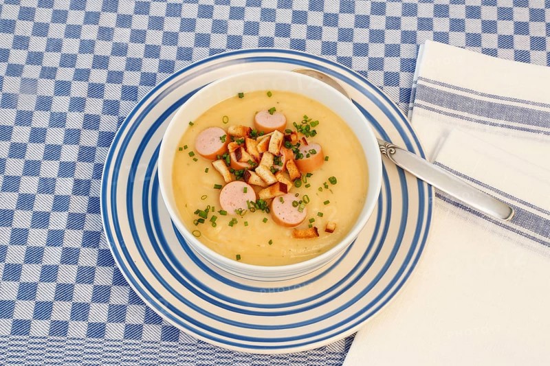 Swabian cuisine, potato soup with string sausages and pretzel croutons, hearty, savoury, typical Swabian, home cooking, traditional cuisine, chives, soup bowl, food photography, studio, Germany, Europe