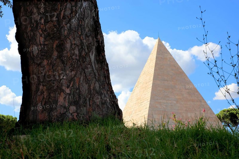 Cestius Pyramid, Pyramid of Caius Cestius, Piramide Cestia, Piramide di Caio Cestio, Tomb of the Roman praetor and tribune Gaius Cestius Epulo, Rome, Italy, Europe