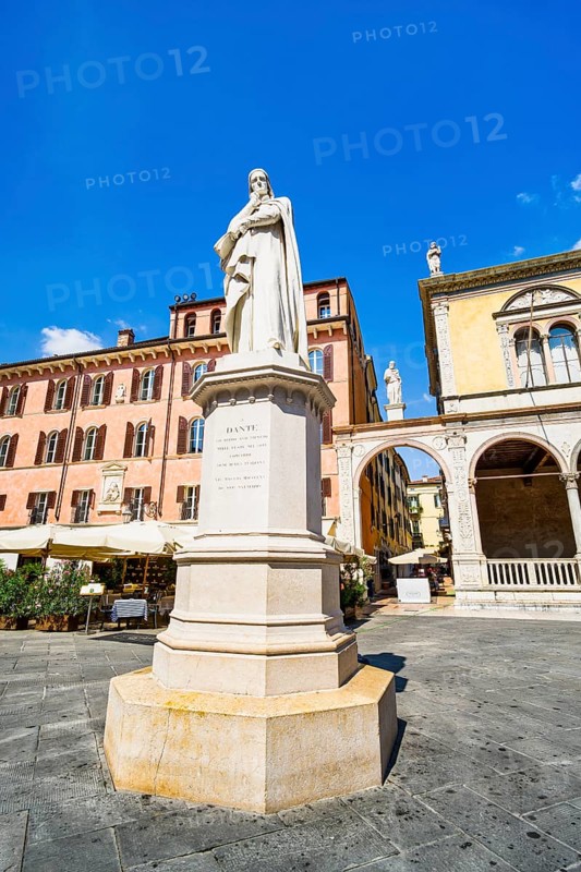 Dante monument in Piazza dei Signori, Verona, Veneto, Italy, Europe