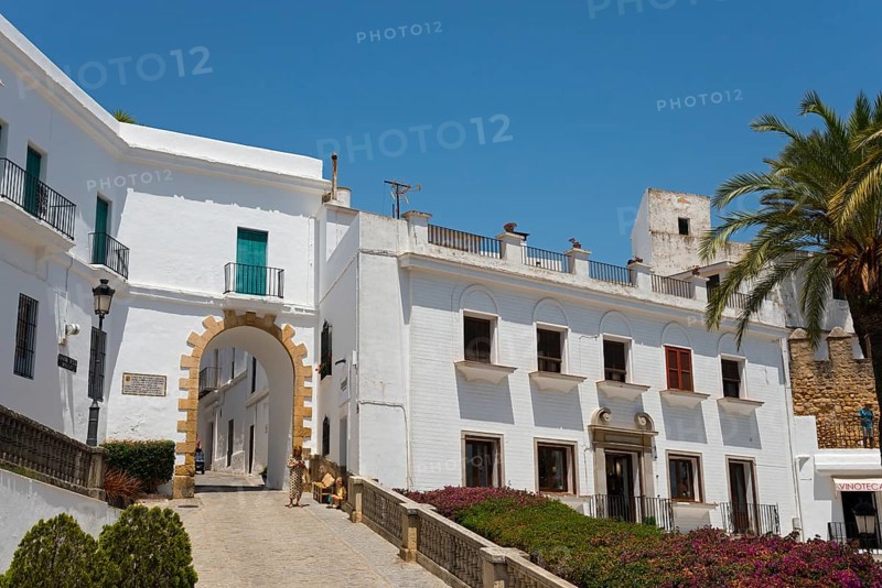 Architectural view with white buildings and a stone archway under sunshine, Arco de la Villa, Plaza de España, square, old town, Vejer de la Frontera, province Cádiz, Cadiz, Andalusia, Spain, Europe