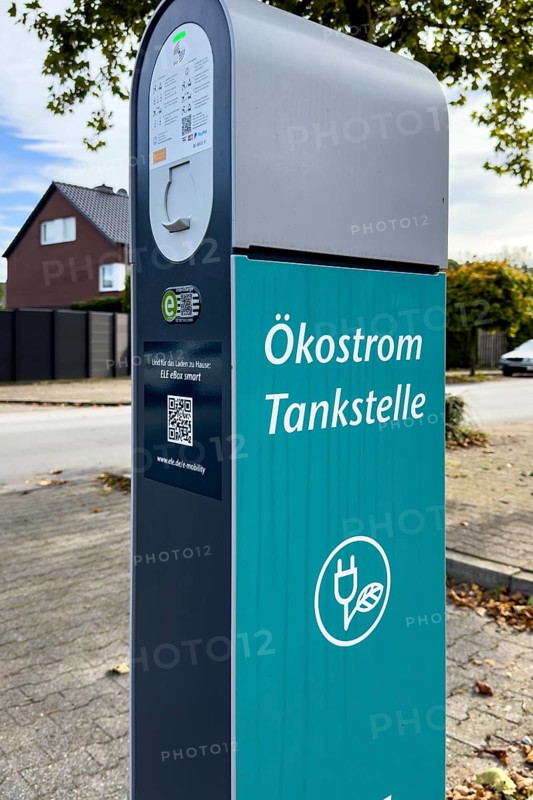 Public e-charging station with inscription "Ökostrom Tankstelle für E-Autos Elektro-Autos an Parkplatz zum Aufrechnung von Batterie von Pkw mit elektrischer Antrieb", Germany, Europe
