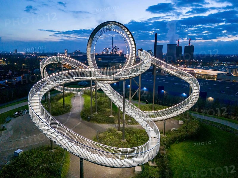 Hüttenwerke Krupp-Mannesmann, HKM in Duisburg-Hüttenheim, coking plant and 2 blast furnaces, sintering plant and power station, Tiger & Turtle landmark, Magic Mountain, walk-in sculpture in the form of a roller coaster on the Heinrich-Hildebrand-Höhe slag heap, North Rhine-Westphalia, Germany, Europe