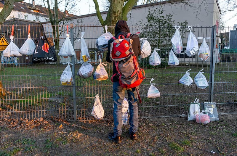 Gift fence with donations for the homeless and needy, food, hygiene articles, clothing, in Essen Rüttenscheid, effects of the corona crisis in Germany