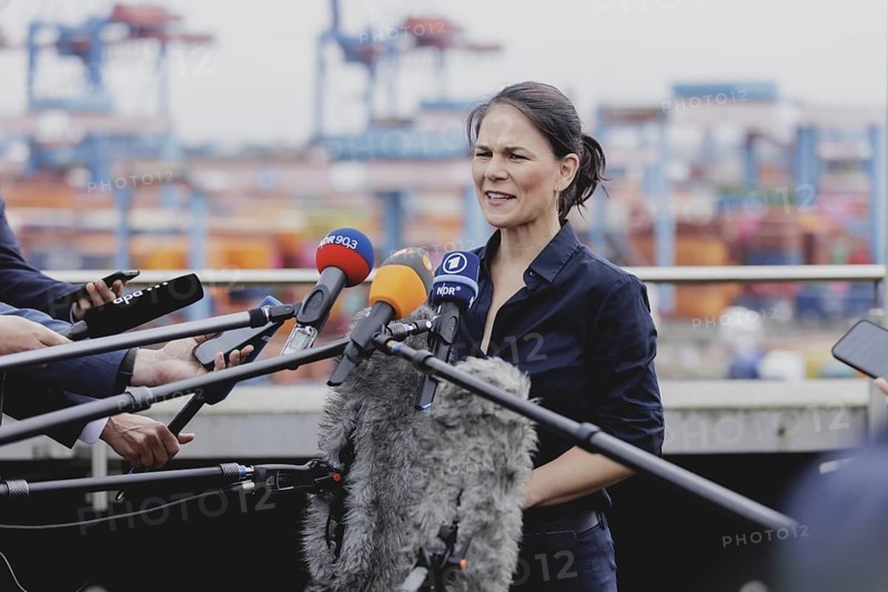 Annalena Bärbock (Alliance 90/The Greens), Federal Foreign Minister, during a press statement as part of a visit to the Altenwerder container terminal during the Foreign Minister's trip to Germany in Hamburg, 26 July 2024. /